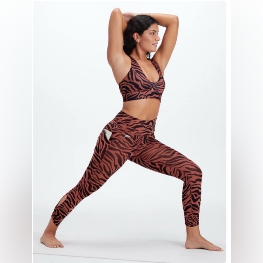 Fabletics Mahogany Zebra Stroke Oasis Leggings & Bra Set, L